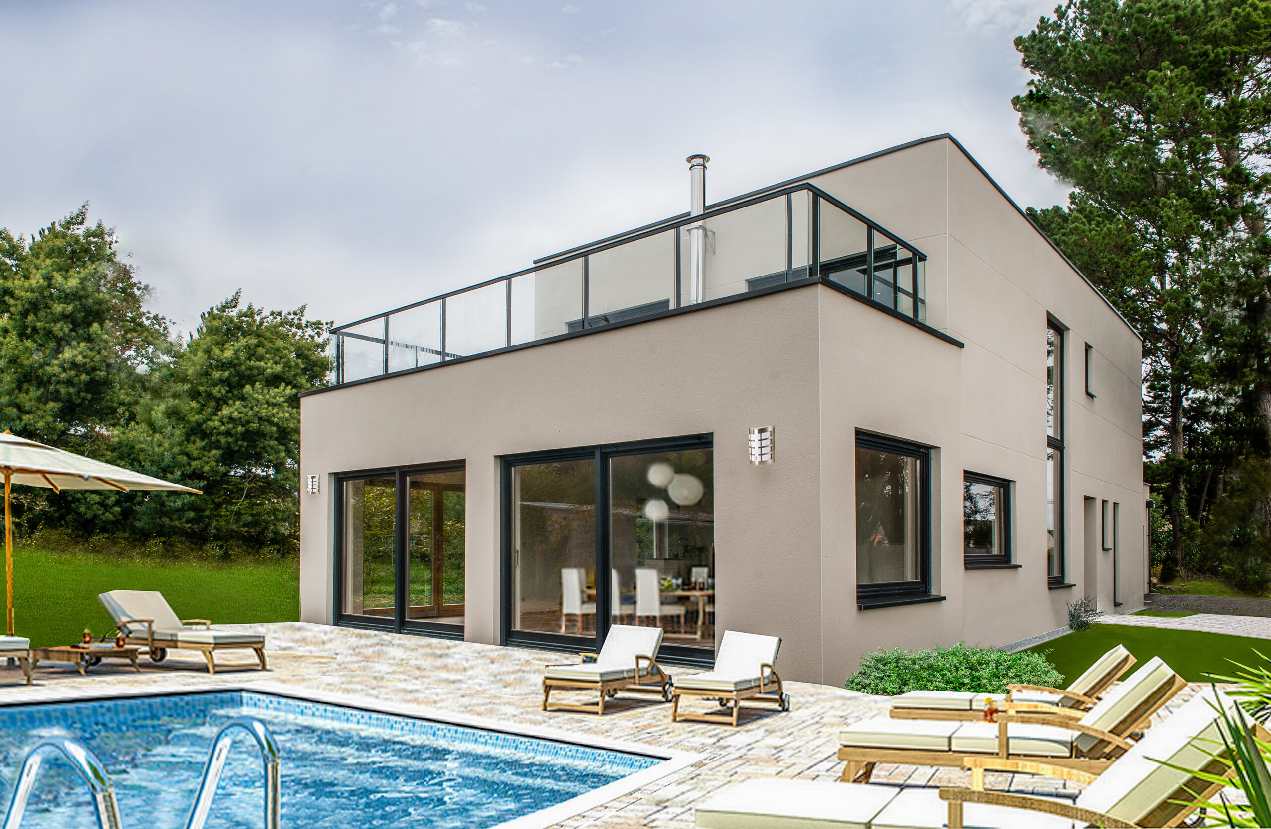 Maison contemporaine de plain-pied avec façade beige, grandes baies vitrées et jardin spacieux, sous un ciel dégagé.