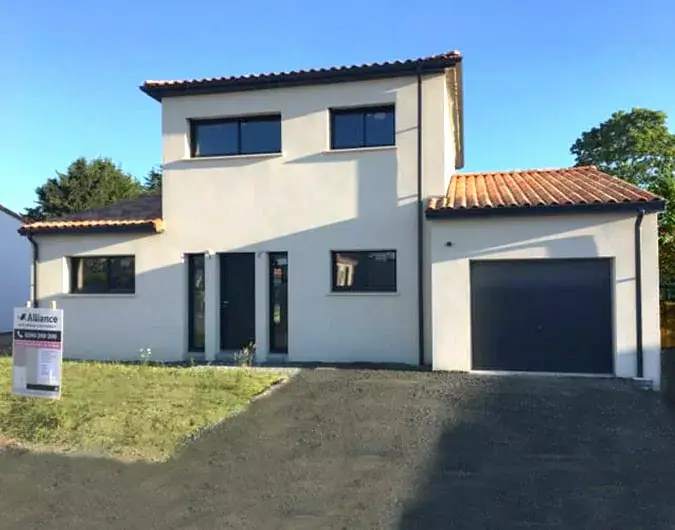 Maison moderne à étage avec crépi blanc, toit en tuiles, garage intégré, et larges fenêtres offrant luminosité et élégance.