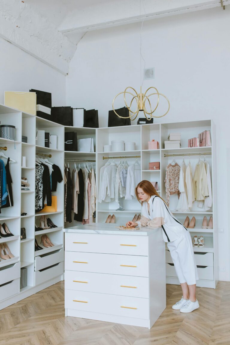 femme dans un dressing blanc et lumineux