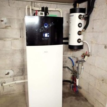 Installation d'une pompe à chaleur (PAC) et ballon thermodynamique dans un espace technique.