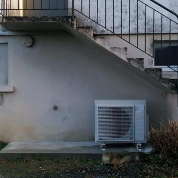 Installation d'une pac sous un escalier extérieur